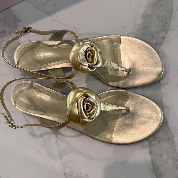 Alex Marie Flat Heel T-Strap Gold Sandals w/Gold Flower Women's Size 8M Dutchess - Picture 5 of 10